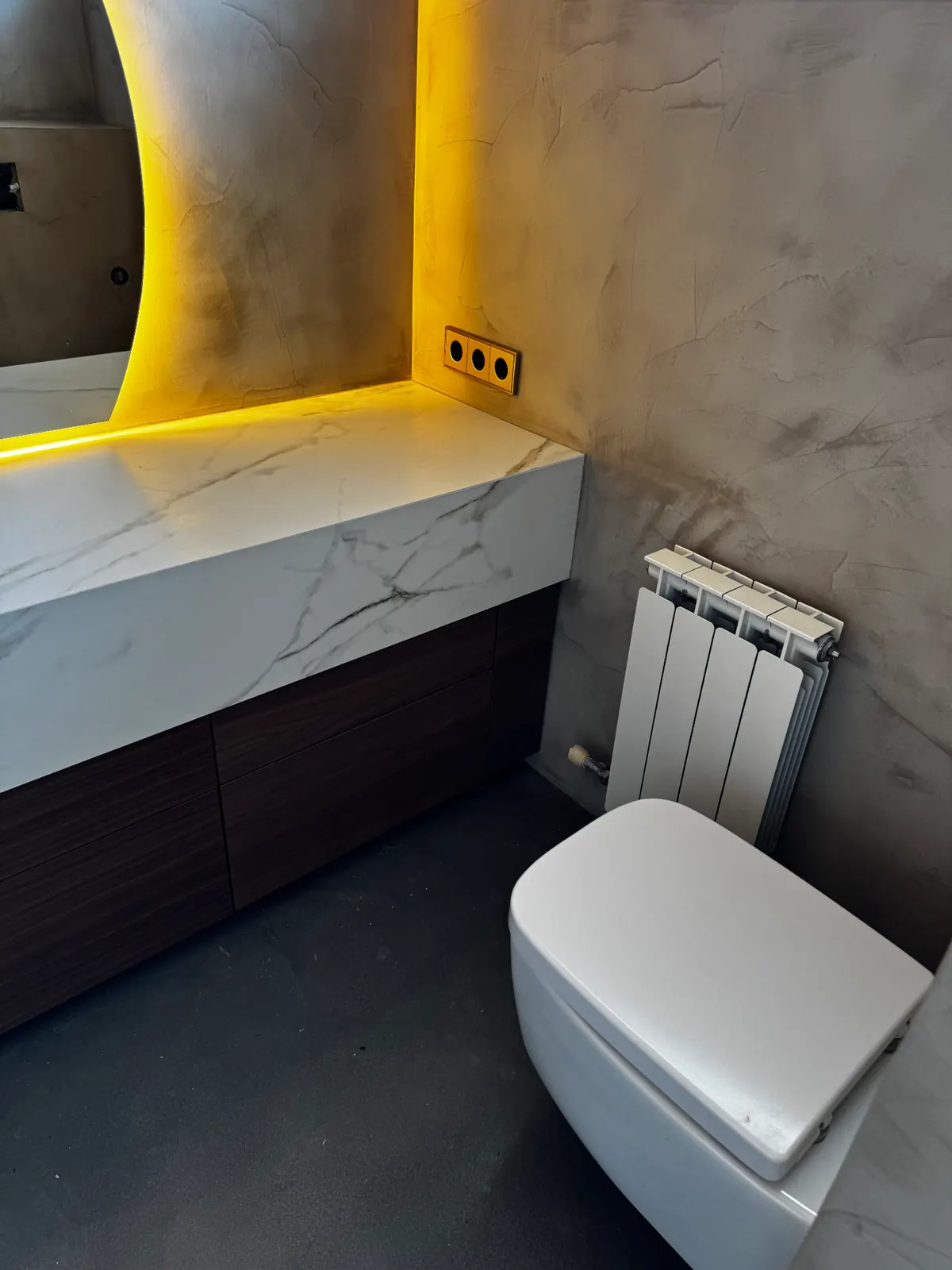 Lavabo y grifería recién instalados en un baño