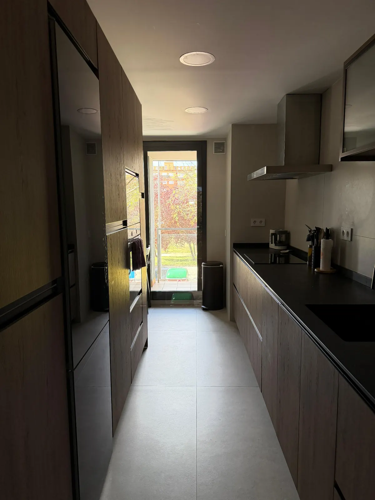 Cocina reformada por completo con muebles a medida hasta el techo