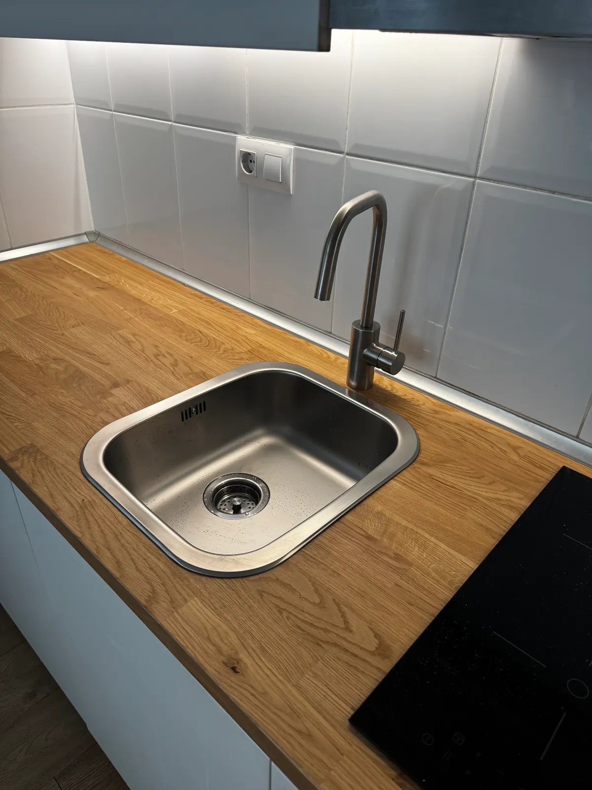 Cocina renovada con puertas y encimera nuevas sin obra