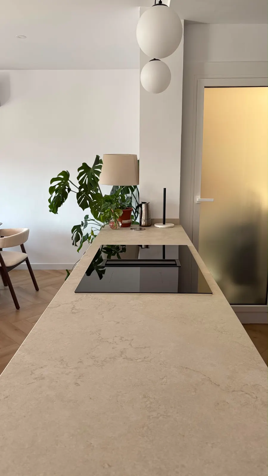 Cocina abierta al salón con península tras derribar el tabique