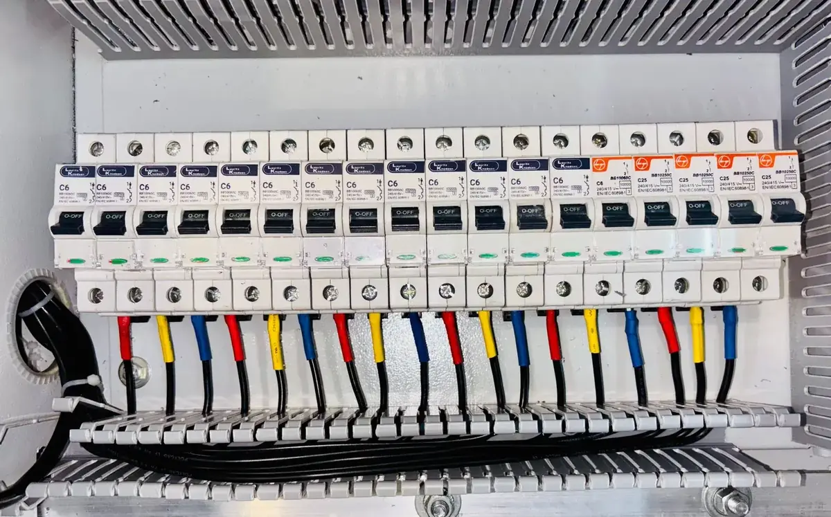 Cuadro eléctrico con magnetotérmicos y diferencial instalado en una vivienda