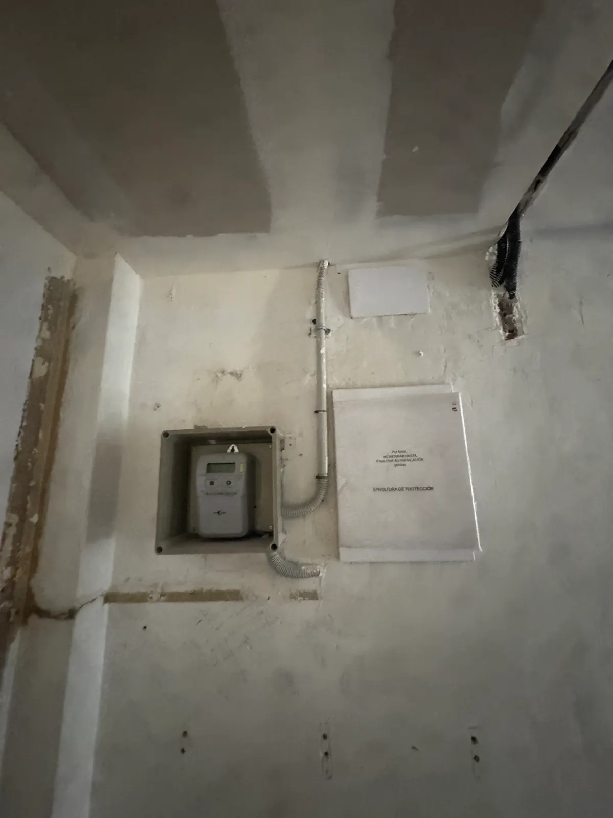 Rozas y tubos de la nueva instalación eléctrica en un piso en obras