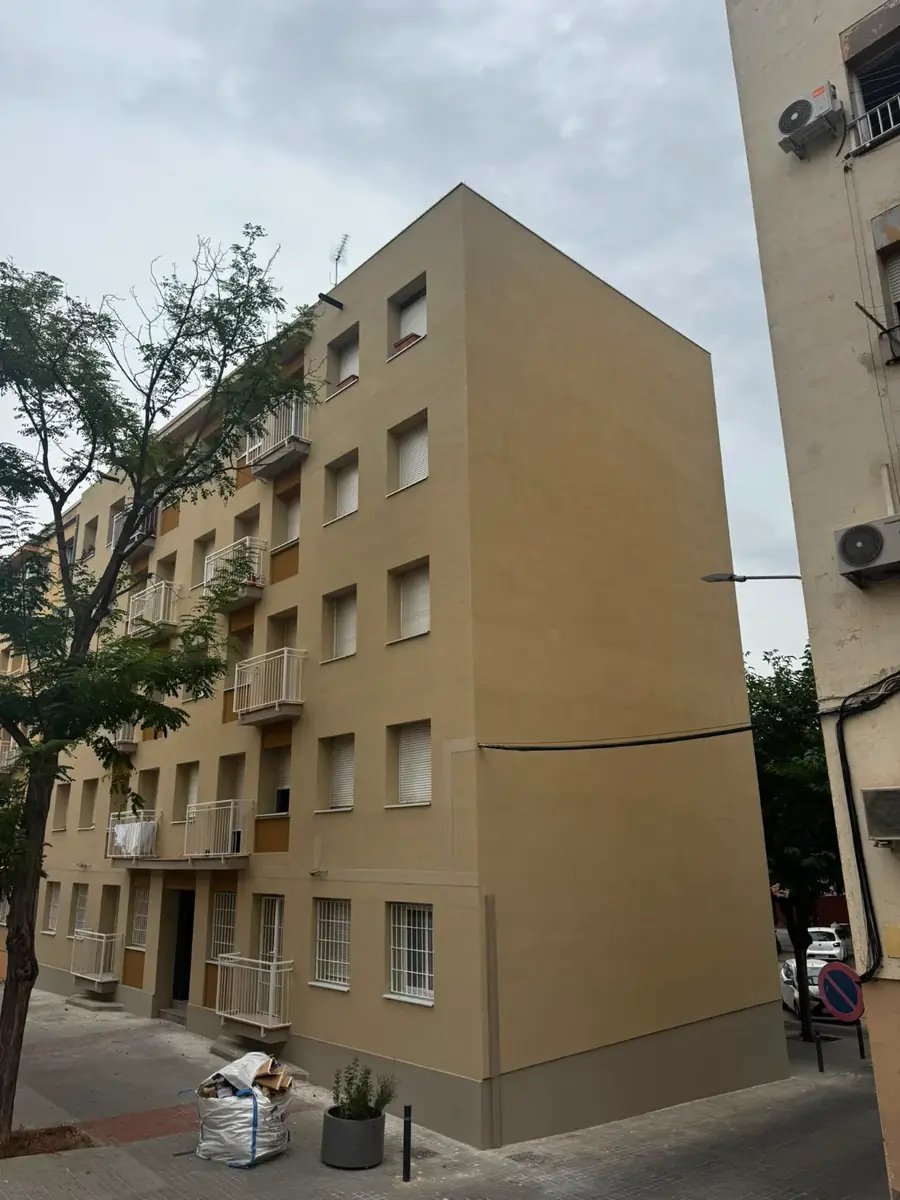 Fachada de un edificio residencial rehabilitada con sistema SATE en Barcelona