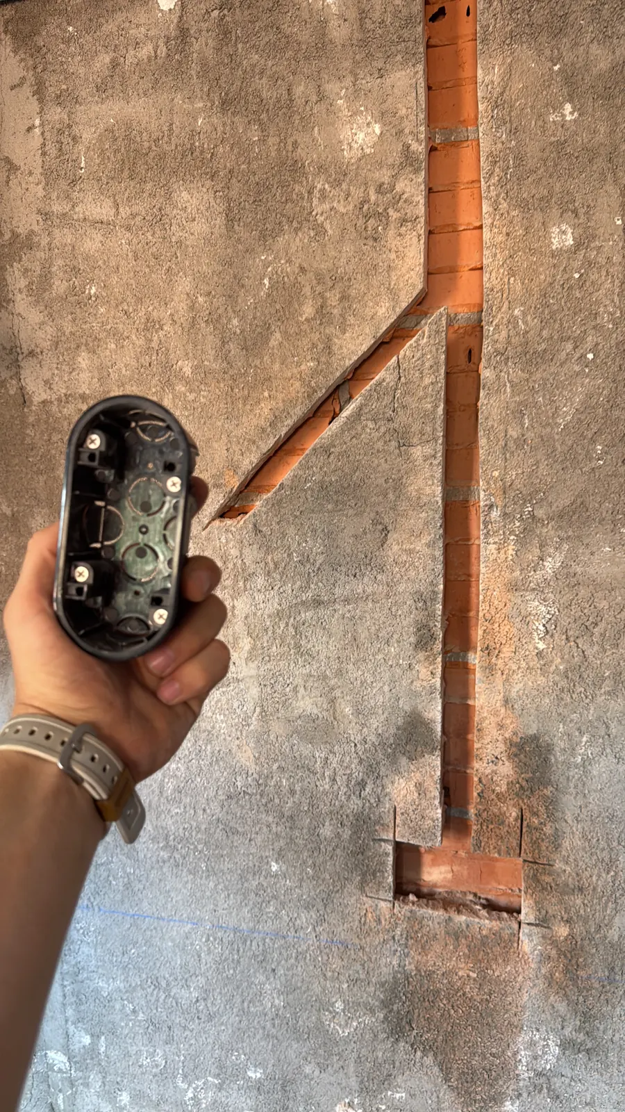 Fontanero reparando una fuga bajo el fregadero