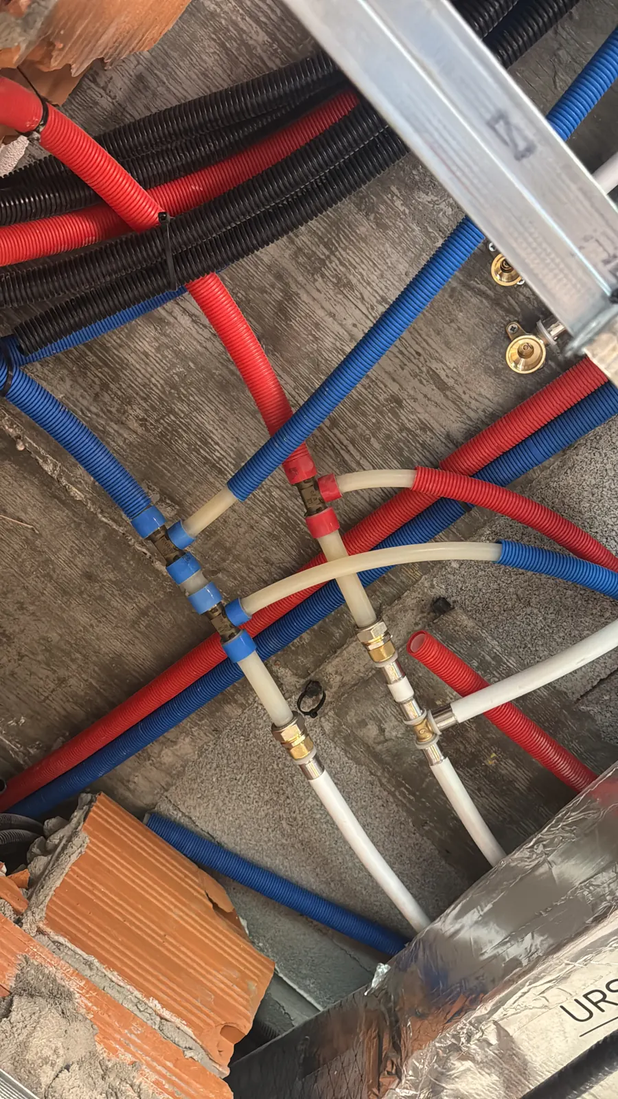 Tuberías multicapa nuevas instaladas en un piso en obras