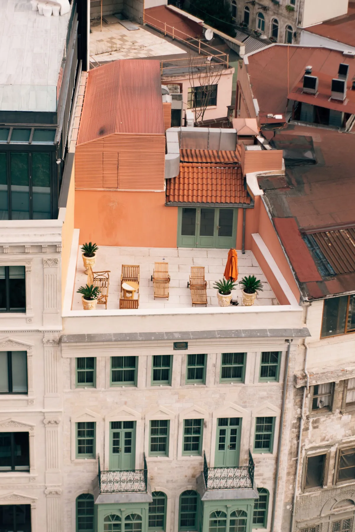 Terraza de un edificio residencial mediterráneo