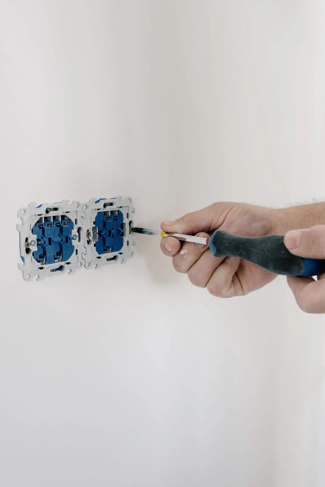 Electricista instalando un punto de luz y enchufes nuevos