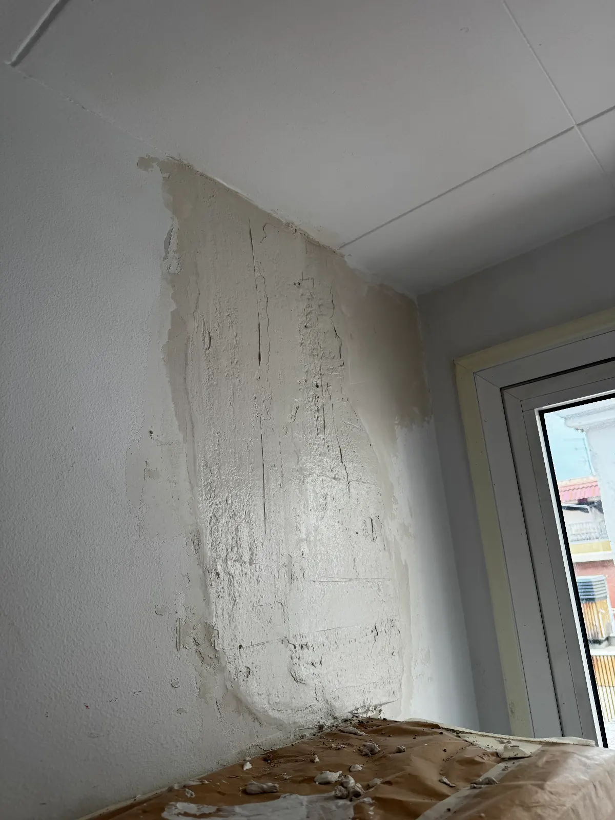 Pared saneada y pintada con pintura antihumedad tras una filtración