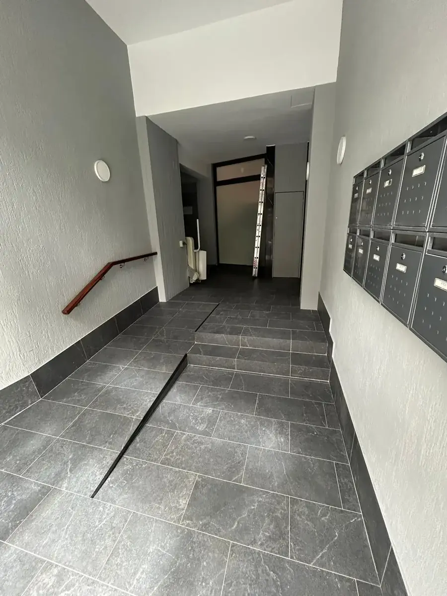 Portal de un edificio de viviendas recién reformado en Barcelona