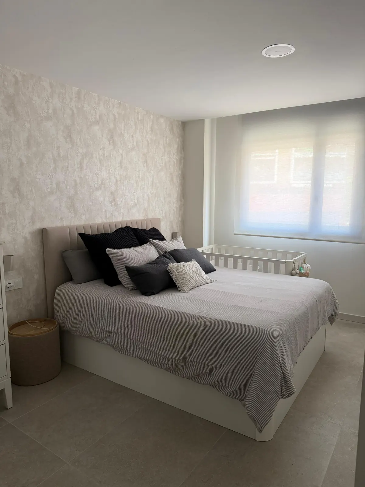Casa unifamiliar reformada con cocina abierta al jardín