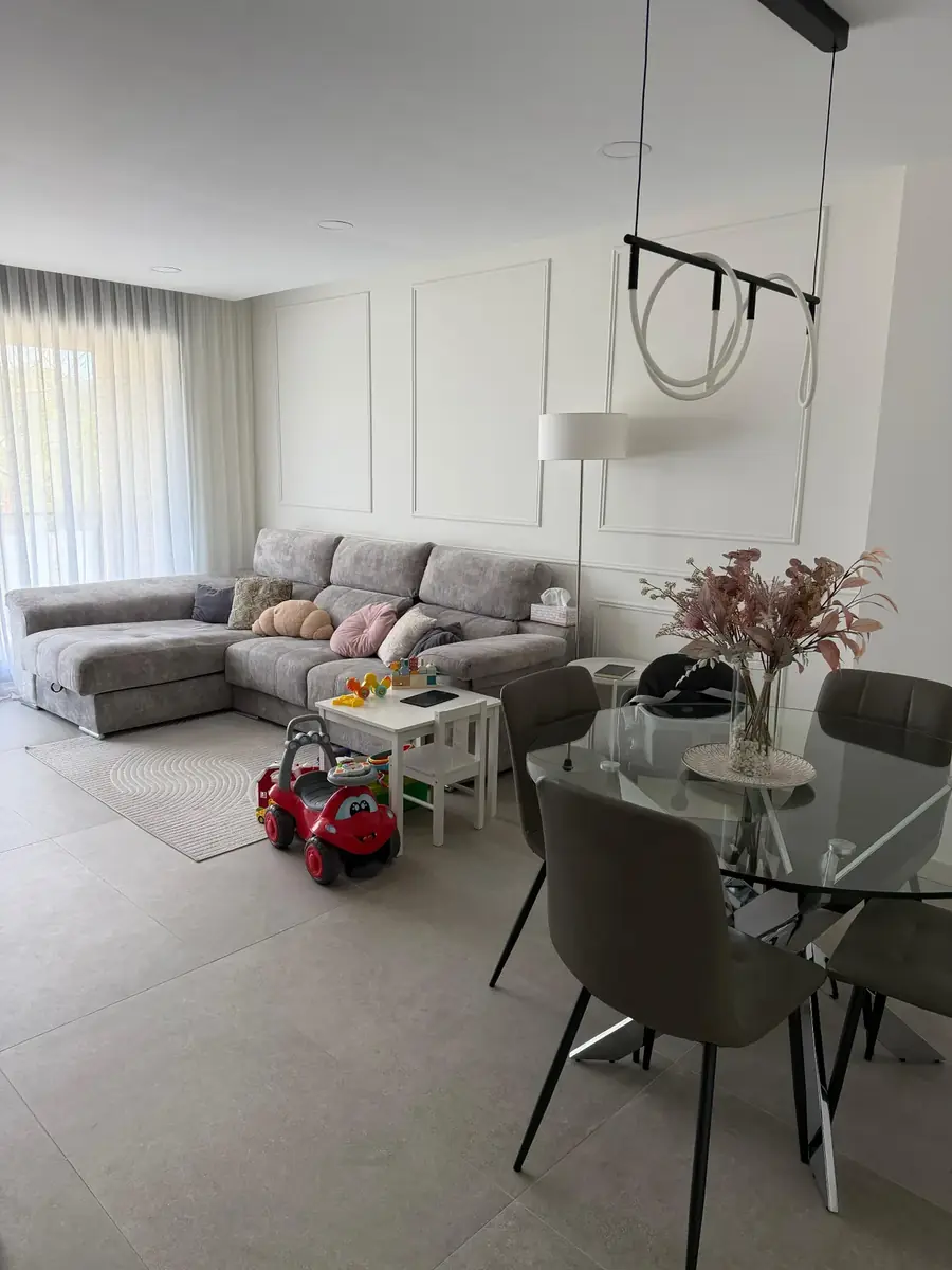 Salón de un piso recién reformado de forma integral en Barcelona