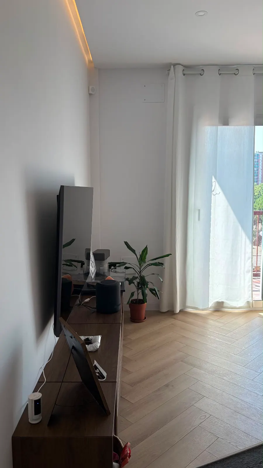 Salón y cocina abierta de un piso reformado íntegramente
