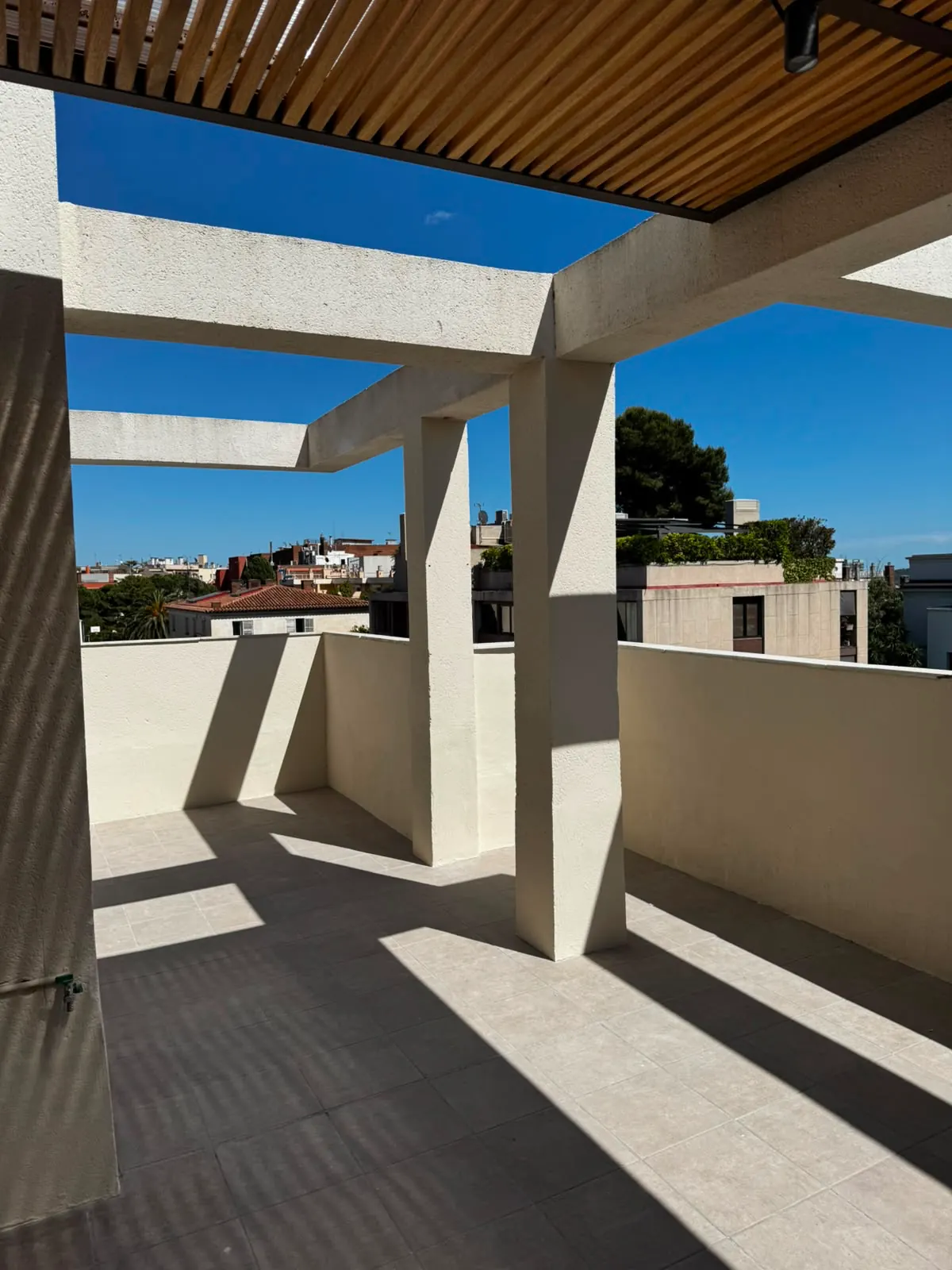 Cuadro eléctrico comunitario y montantes renovados en un edificio