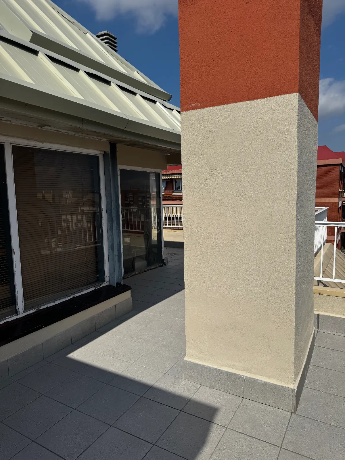 Patio de luces de un edificio con las paredes recién revocadas y pintadas